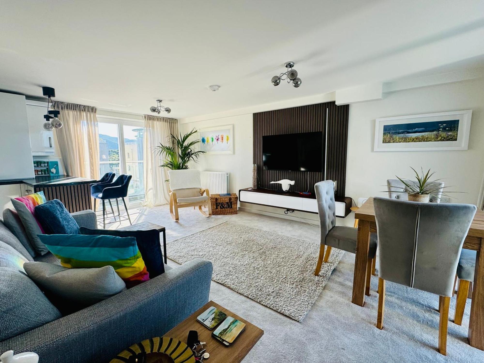 Marina Sea View Apt - Second Floor With Lift, Modern Holyhead Exterior photo